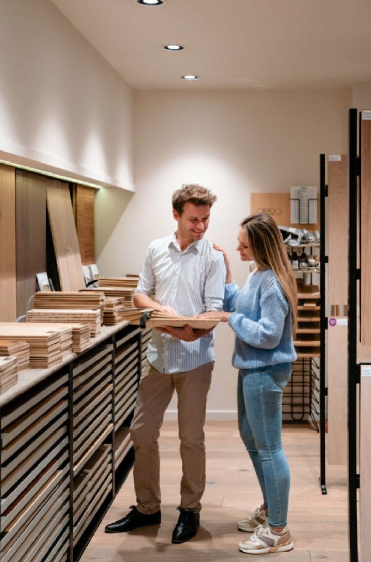 Man en vrouw kiezen tussen geoliede of geverniste parket.